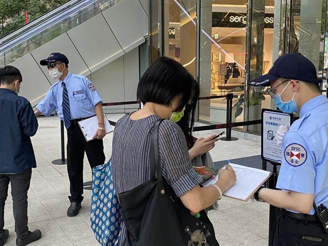 （全台百货防疫全面实施入馆「实联制」登记，进柜用餐再登记／图／远百提供）