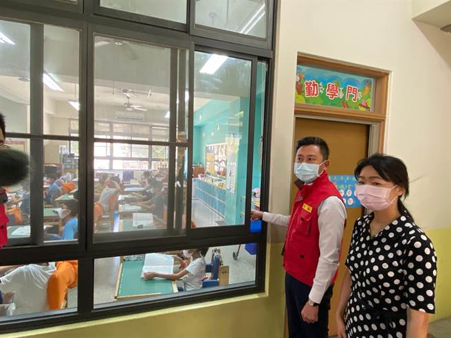 新竹市长林智坚今早到竹莲国小了解校园冷气安装、使用情形，并要求各校以「国中会考通风措施」为标准，必须开窗保持空气流通。（陈育贤摄）