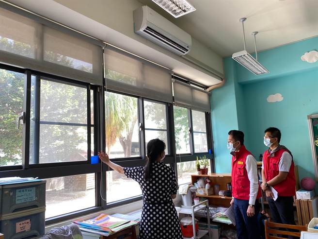 新竹市长林智坚（中）今早到竹莲国小了解校园冷气安装、使用情形，并要求各校以「国中会考通风措施」为标准，必须开窗保持空气流通。（陈育贤摄）
