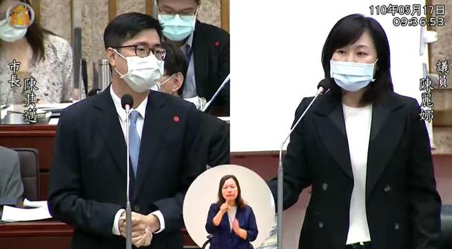 高市议员陈丽娜（右）今针对南区回收厂重建案质询，呼吁市府自建，不要做黑箱BOT决策。（柯宗纬翻摄）