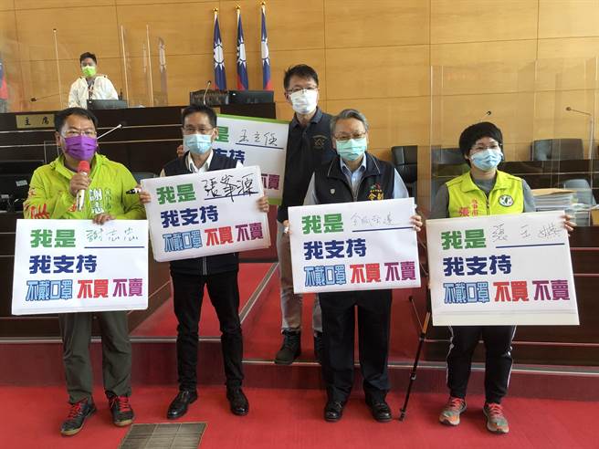 台中市議員謝志忠等，今天在市議會發起「不戴口罩、不買不賣」活動，獲得副市長令狐榮達及經發局長張峯源在現場連署力挺。（陳世宗攝）