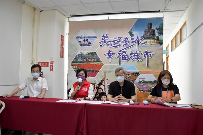 彰化县新冠肺炎防疫进入准三级警戒，彰化县卫生局长叶彦伯(右二)强调，现行核酸检测每日量能可採400支以上，且24小时就能知道结果，足够因应，同时也已经着手整备抗原快筛站的人力调配、工具与场所设置，一但疫情再升级，快筛量能就能快速到位。（谢琼云摄）