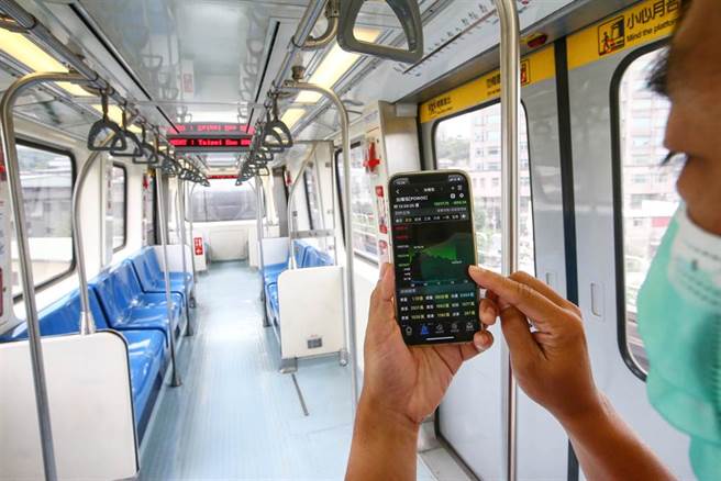 台湾本土疫情升温，台北股市17日开盘跌272.1点，一位投资人在空荡荡的捷运车厢内，看着一直探底的股价，最终收盘跌了473.2点，加权指数收在15353点，成交金额新台币4802亿元。（邓博仁摄）