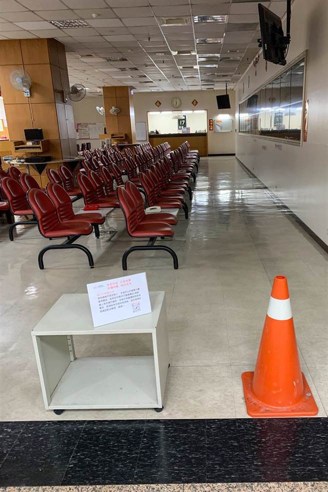 台湾本土疫情升温，大多证券行大厅都暂时关闭。台北股市17日开盘跌272.1点，最终收盘跌了473.2点，加权指数收在15353点，成交金额新台币4802亿元。（邓博仁摄）