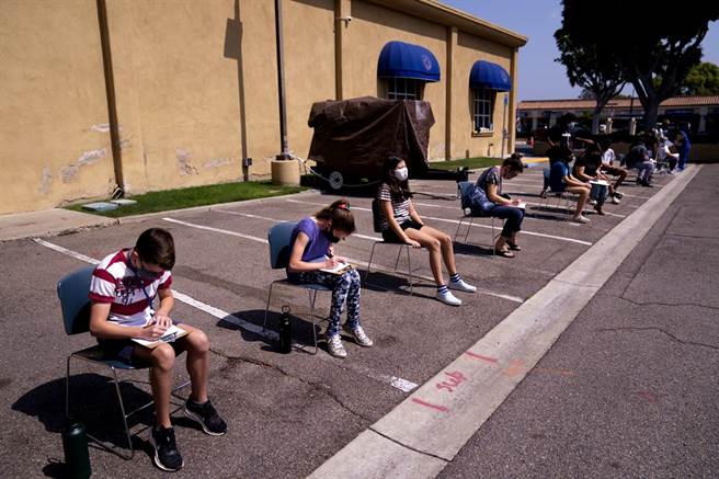 《纽约时报》针对723位流行病专家进行调查，显示美国要终结新冠疫情，包括儿童在内，全美至少要有高达70%的民眾完整接种新冠疫苗。（资料照／美联社）