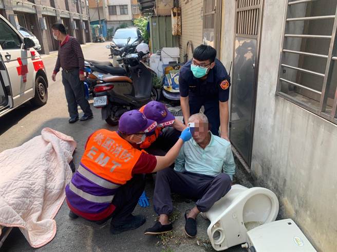 7旬老翁热倒路旁警伸援手幸无大碍。（警方提供／吕筱蝉桃园传真）