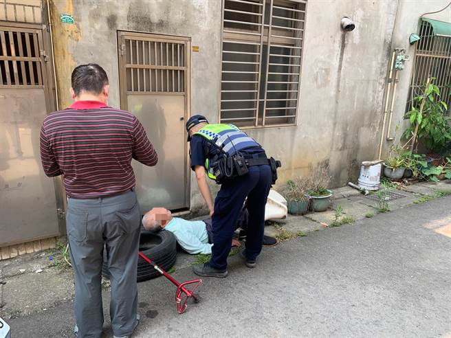7旬老翁热倒路旁警伸援手幸无大碍。（警方提供／吕筱蝉桃园传真）