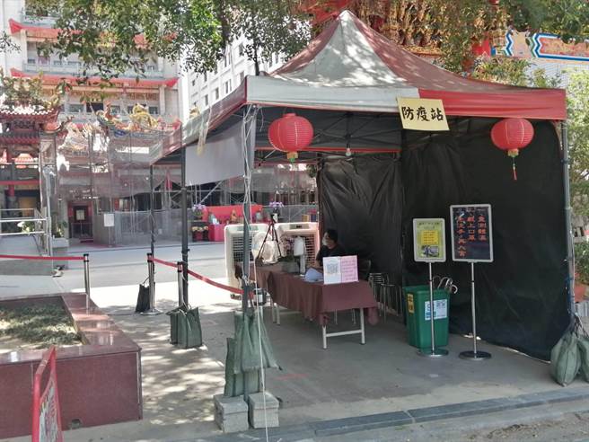 庙方设置防疫站，信眾入内参拜，须遵守防疫措施。（张妍溱摄）