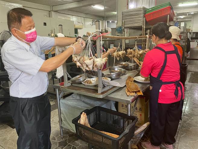 新竹市「龙湖宴会馆」老板苏永胜不忍辞退员工，近日带领员工包粽叫卖「烧肉粽」补贴损失，希望度过这次难关。（陈育贤摄）