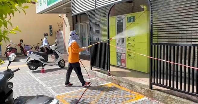 屏县在确诊者所到处消毒。(屏县府提供)