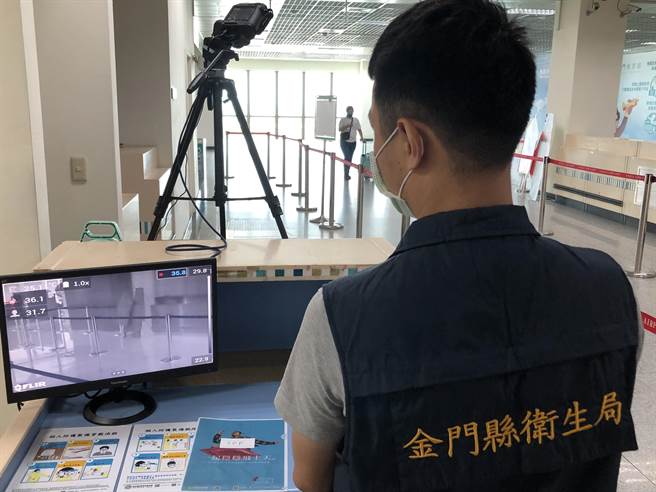 金门尚义机场入境大厅已有红外线体温监测站，县府将再增置清消门和快筛站，进一步落实「大门」的防疫作业。（李金生摄）