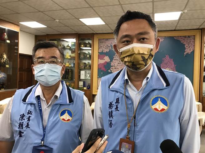 杨镇浯县长说明3项防疫新措施，呼吁乡亲协力打赢这场金门保卫战。（县府提供）