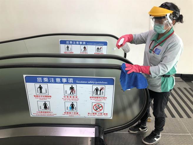 尚义机场加强旅客接触「热点」的清消作业。（李金生摄）