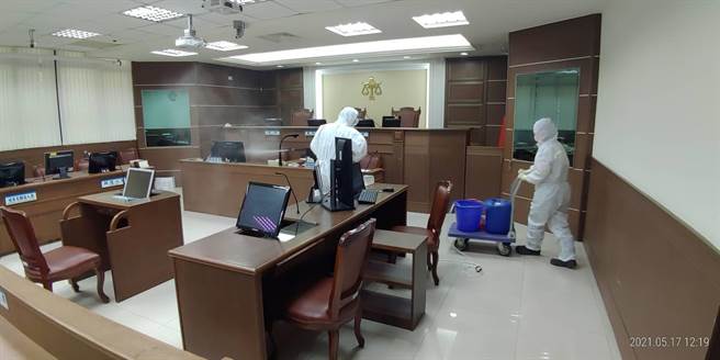 新北地院今收到某律师事务所来电，指出有确诊律师曾到院开庭，院方紧急在法庭、律师休息室等区域消毒，并通知院检人员自主健康管理。（新北地院提供）