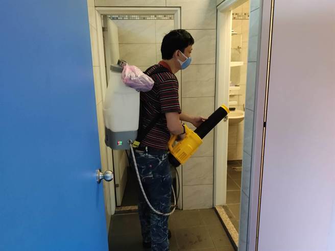 國內土本疫情蔓延，新北市蘆洲警分局駐成州派出所今（17日）傳出1男性警員確診，相關單位緊急消毒。（新北市警察局提供）