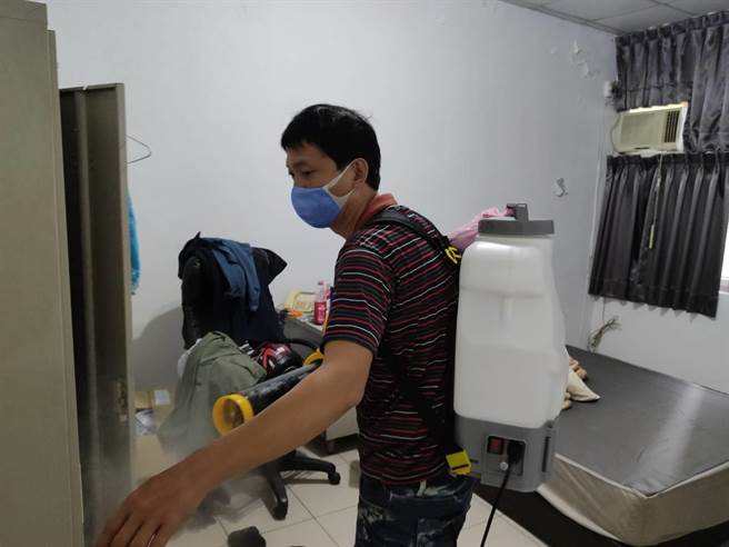 國內土本疫情蔓延，新北市蘆洲警分局駐成州派出所今（17日）傳出1男性警員確診，相關單位緊急消毒。（新北市警察局提供）