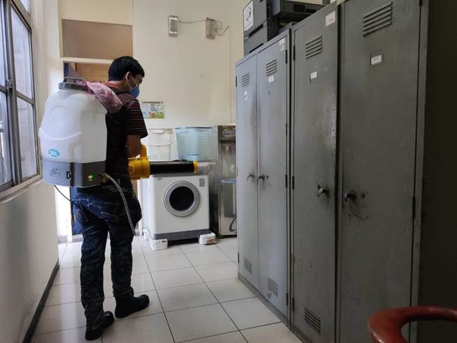 國內土本疫情蔓延，新北市蘆洲警分局駐成州派出所今（17日）傳出1男性警員確診，相關單位緊急消毒。（新北市警察局提供）