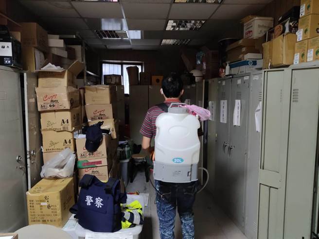 國內土本疫情蔓延，新北市蘆洲警分局駐成州派出所今（17日）傳出1男性警員確診，相關單位緊急消毒。（新北市警察局提供）