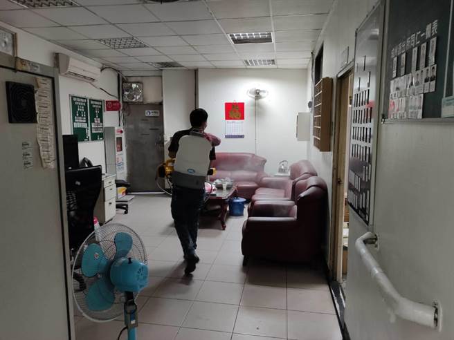 國內土本疫情蔓延，新北市蘆洲警分局駐成州派出所今（17日）傳出1男性警員確診，相關單位緊急消毒。（新北市警察局提供）