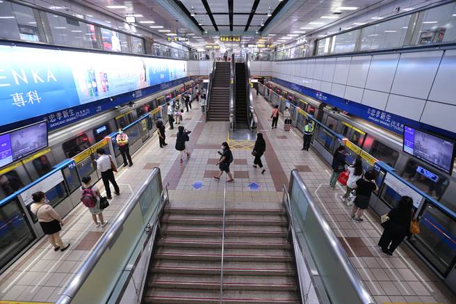 新冠肺炎本土疫情严峻，17日是双北升级三级警戒后的第一个上班日，公家机关及不少私人企业启动弹性上班及居家工作，让大眾运输人潮减压，减缓疫情扩散，平常转乘人潮眾多的北捷板南线忠孝新生站人潮锐减。(黄世麒摄)