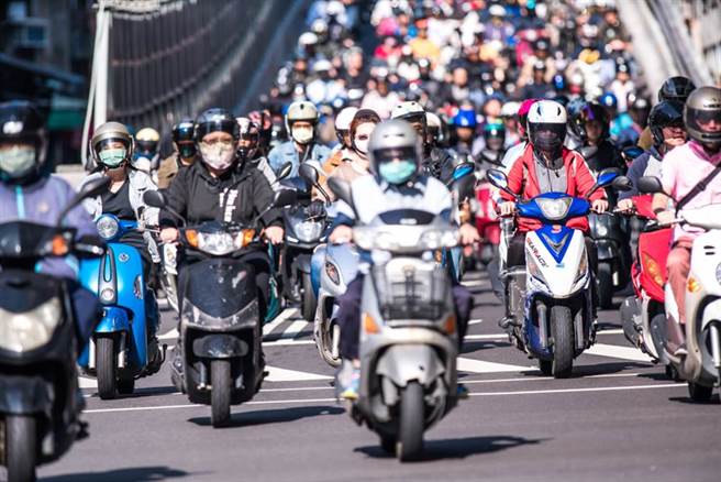 連兩天傳「騎車不載口罩要罰」假消息，網罵翻。（示意圖／中時資料照）