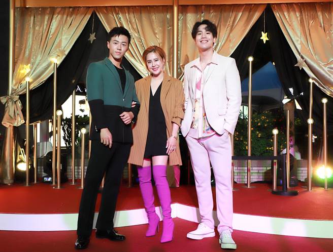 游书庭(左)和谢毅宏难得走红毯，中为黄小柔。（奢华宝贝提供）