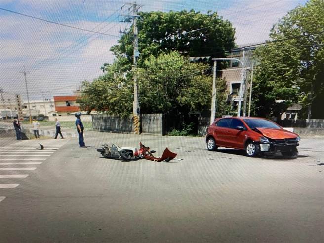 卢姓男子疑似闯红灯与温姓男子驾驶的小客车相撞。（民眾提供／陈淑娥台中传真）