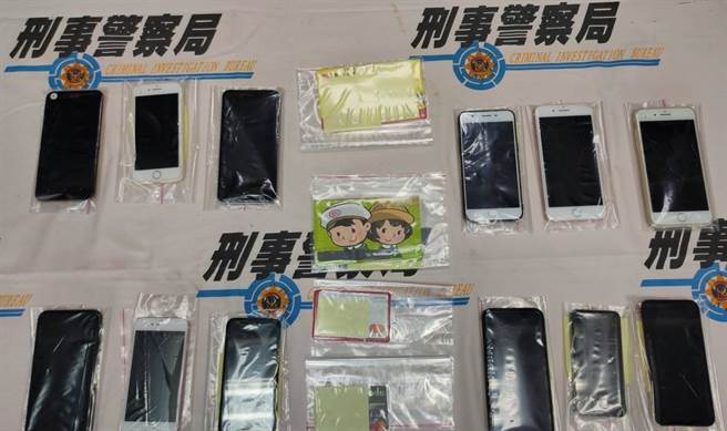 警方查获包括存折、提款卡、行动电话等赃证物。（卢金足摄） 