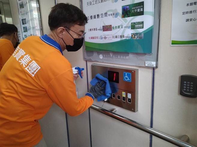 纖維工藝博物館進行清潔消毒。（台中市文化局提供／陳淑芬台中傳真）