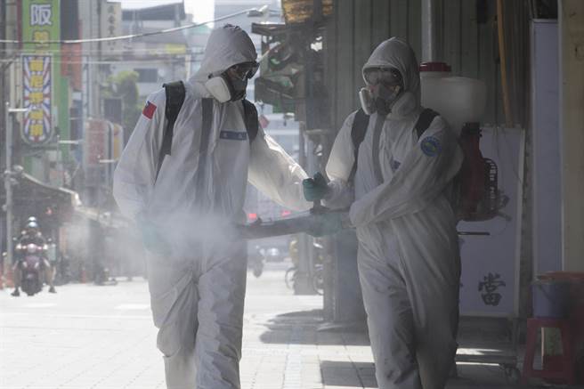 全國新冠肺炎疫情升溫，三天本土暴增719例確診，圖為疫情最嚴重的台北萬華區，啟動地毯式大消毒。（資料照/杜宜諳攝）
