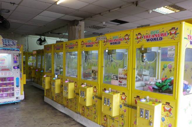 新北市公告八大類具防疫風險營業場所，自5月17日起至28日禁止營業。（新北市經發局提供／葉德正新北傳真）