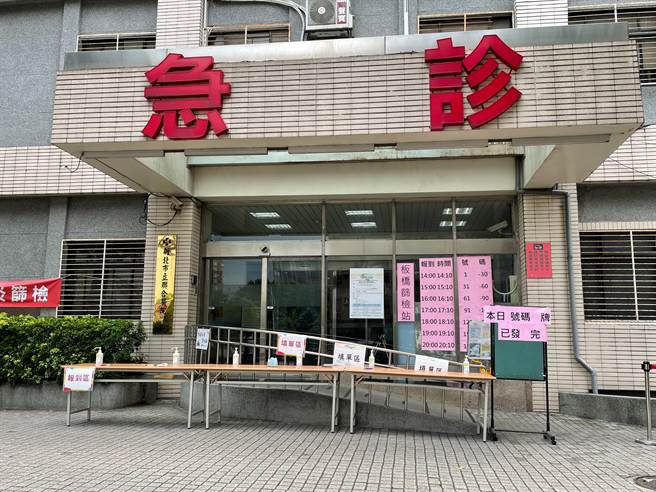 新北確診案件不斷攀升，新北聯合醫院板橋院區今（17日）設立社區篩檢站。（葉書宏攝）
