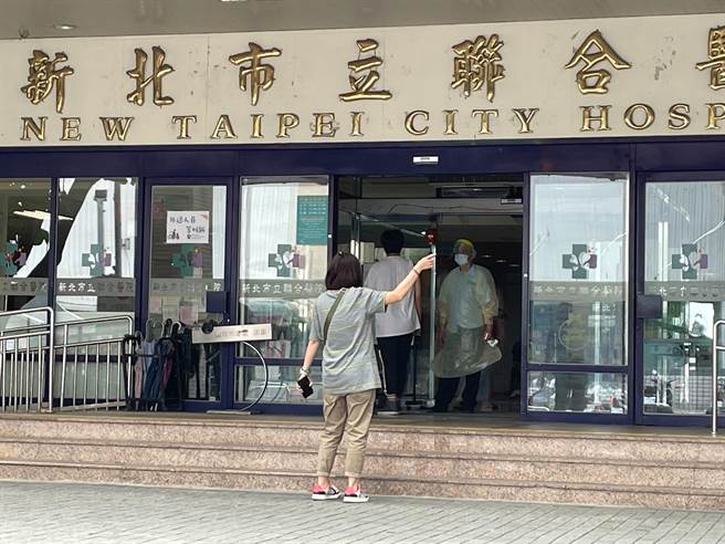 新北確診案件不斷攀升，新北聯合醫院板橋院區今（17日）設立社區篩檢站。（葉書宏攝）