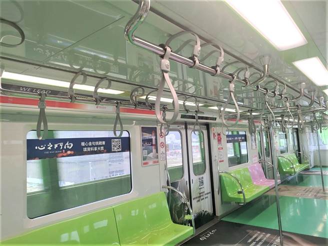 台中捷運公司特別調整車廂內拉環間隔，僅保留1／3拉環，藉以拉大乘車安全距離。（中捷公司提供／林欣儀台中傳真）
