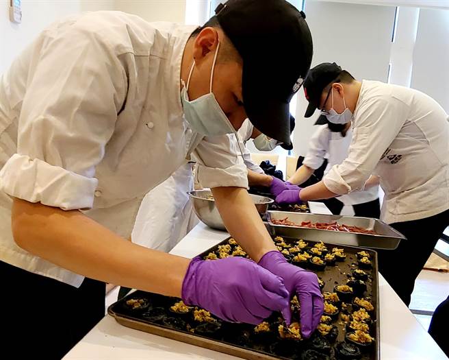 弘光科大餐旅系首次举办美食飨宴毕展，内场学生忙碌摆盘。（陈淑娥摄）