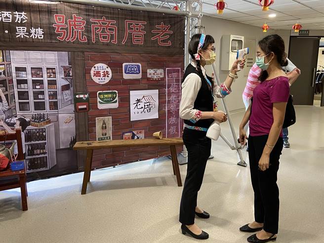 弘光科大餐旅系首次举办美食飨宴毕展，最后一场碰到防疫升级，特别加强量体温、消毒等措施。（陈淑娥摄）