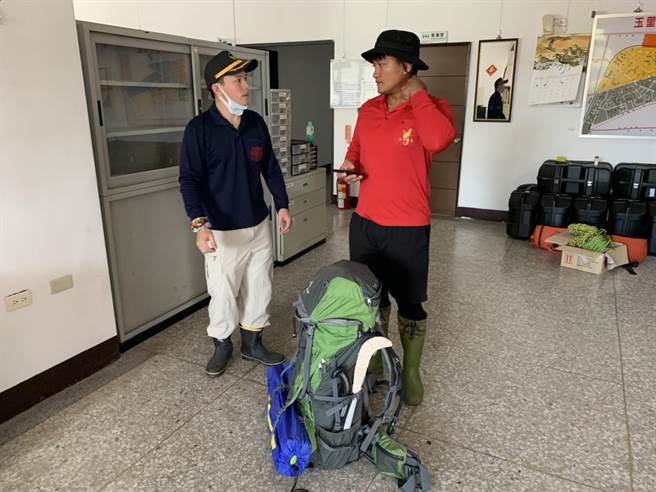 花莲县消防局今天早上10点许获报，指出有名登山男队员在卓溪乡喀西帕南山往太平谷南口的登山路径上，不慎跌落山谷，左小腿骨折无法行走；集结搜救人员并连繫空勤总队后，下午1点许搭乘空勤总队直升机前往太平谷营地下放，步行前往救援患者。（花莲县消防局提供／罗亦晽花莲传真）