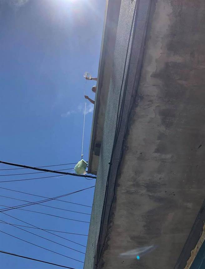 客人秀一手超强「无接触取餐」，让外送员也看傻。（截自脸书社团《外送员的奇闻怪事》）