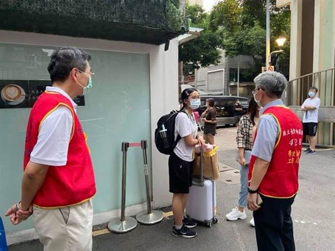 有鑑於雙北疫情警戒提升至三級，臺灣師範大學校長、總務長日前前特別至宿舍，向學生宿舍委員會了解仍留在宿舍的住宿生生活需求。（圖/臺灣師大提供）