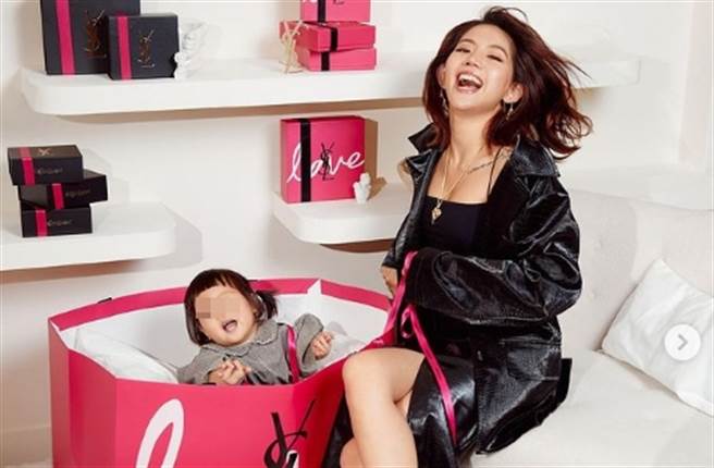 陈艾琳抱怨老公，她照顾孩子晚睡，隔天赖床，被老公说是陋习，还说她耽误整家的行程，因此暴怒。(翻摄自陈艾琳IG)