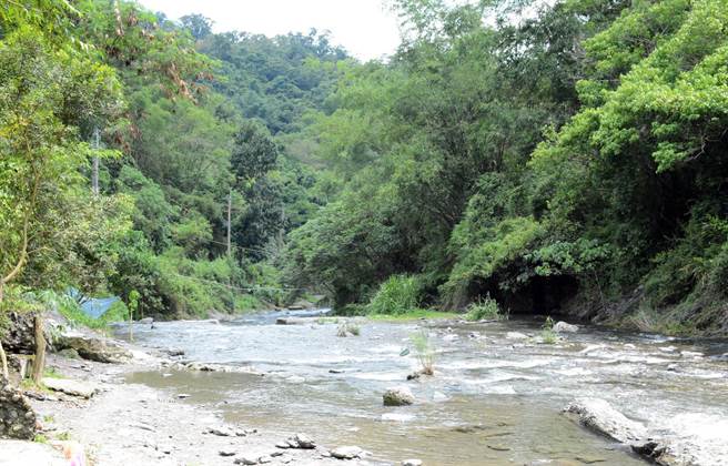國內新冠肺炎疫情升溫，不少遊客假日都往山區移動，族人呼籲，減少入山、待疫情趨緩後再相見。（林和生攝）