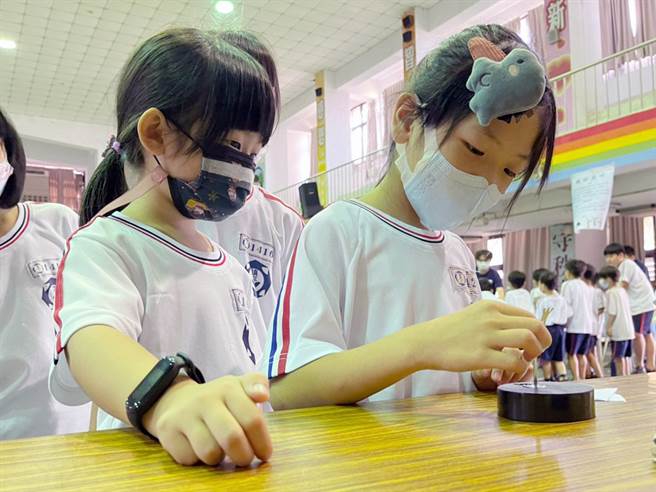 臺中市南屯区镇平国小学生体验大叶大学消防学程设计的科普教具。（图/大叶大学提供）