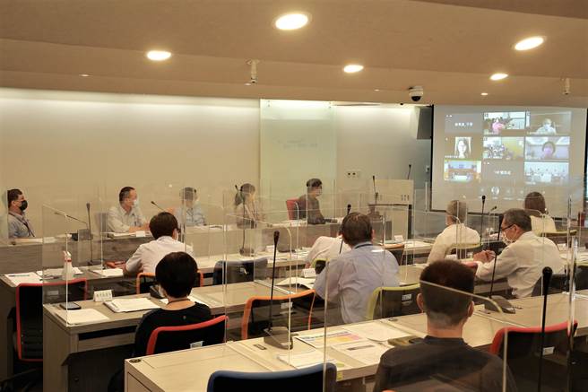 文化部長李永得主持辦公防疫措施會議，強調保護員工降低風險，並確保維持行政動能。（文化部提供）