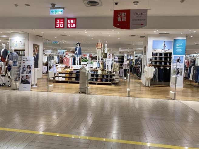 百貨公司內的日本平價服飾品牌，裡面幾乎看不到顧客，百貨公司乾脆宣布提早打烊。(讀者提供、5月16日傍晚攝影)