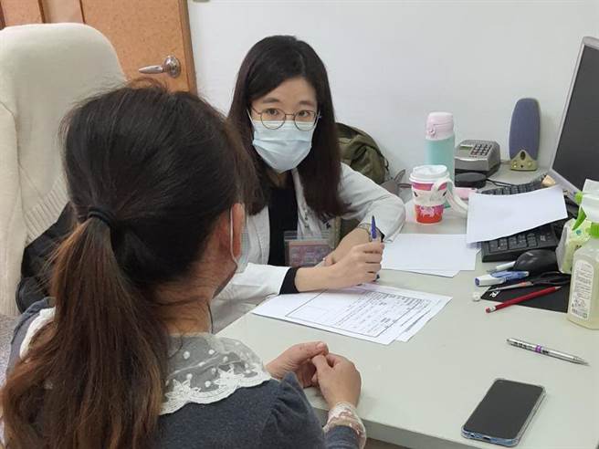 民眾若因疫情感到焦慮，可到衛生所接受免費心理諮商。（南投縣政府提供／廖志晃南投傳真）