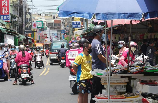 新冠肺炎情爆发，台中已出现三例本土病例，其中二例在大里，17日平常车水马龙的涂城路市场，17日人潮车流至少少一半，交通是顺畅了，但摊商嘆生意也少一半。（黄国峰摄）