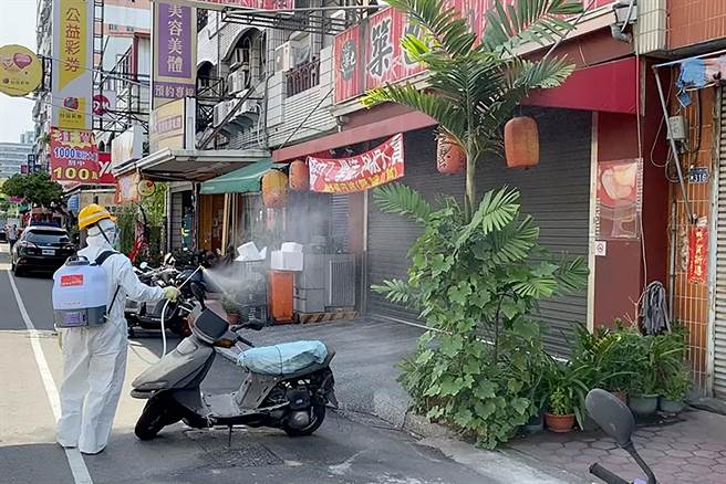 新冠肺炎情爆发，台中市府17日下午公布台中第4例在大里，立即派出清洁人员到其足迹范围紧急消毒。（民眾提供／黄国峰台中传真）