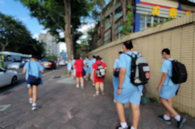 石牌国中17日全校七、八年级生【不含九年级】学生总数共1649人，截稿前，学生请假人数262人，占总比15.88%。（照片/游定刚 拍摄）