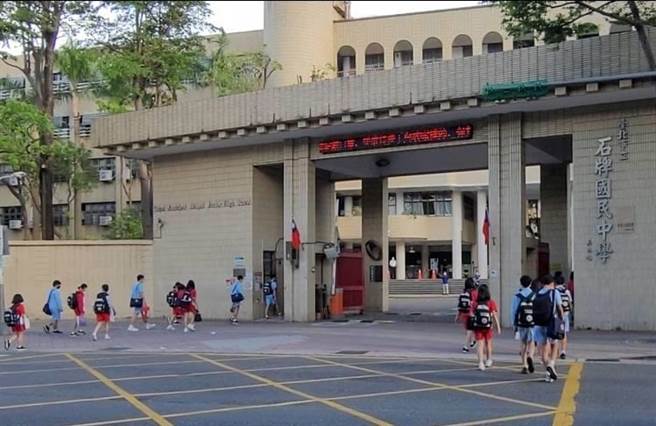 全校师进校园前，都需要进行体温测量才可进入。（照片/游定刚 拍摄）