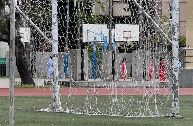 石牌国中（15）日进行校园大消毒。（照片/游定刚 拍摄）